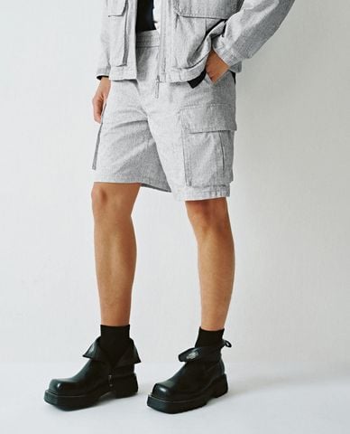  URBAN REVIVO - Quần short jeans nam ngang gối Flap Pocket 