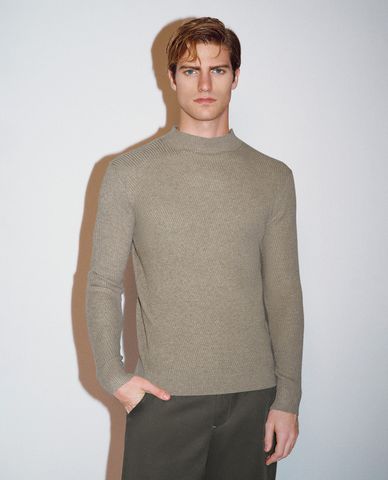  URBAN REVIVO - Áo dệt kim nam cổ tròn tay dài hiện đại 