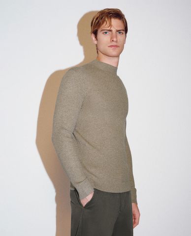  URBAN REVIVO - Áo dệt kim nam cổ tròn tay dài hiện đại 