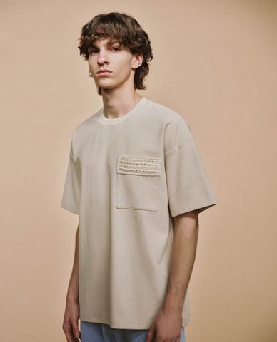  URBAN REVIVO - Áo thun nam cổ tròn tay ngắn phối túi thời trang 