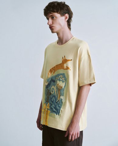  URBAN REVIVO - Áo thun nam cổ tròn tay ngắn phối hình in 