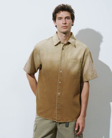  URBAN REVIVO - Áo sơ mi denim nam cổ bẻ tay ngắn Gradient 