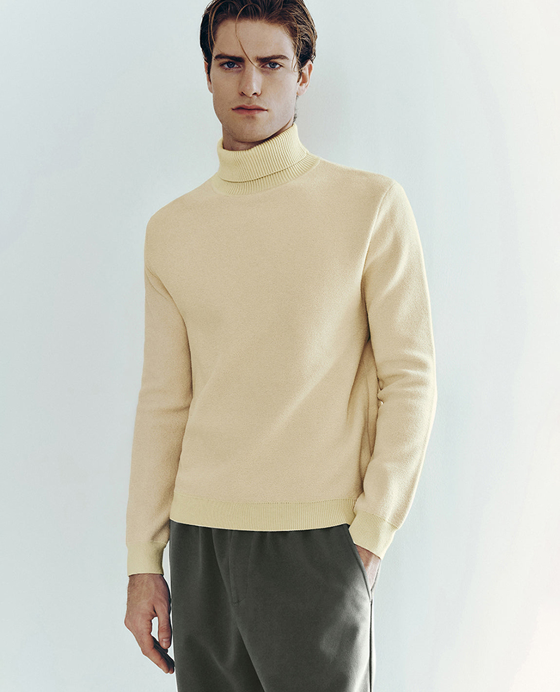 URBAN REVIVO - Áo dệt kim nam cổ lọ tay dài Turtle Neck