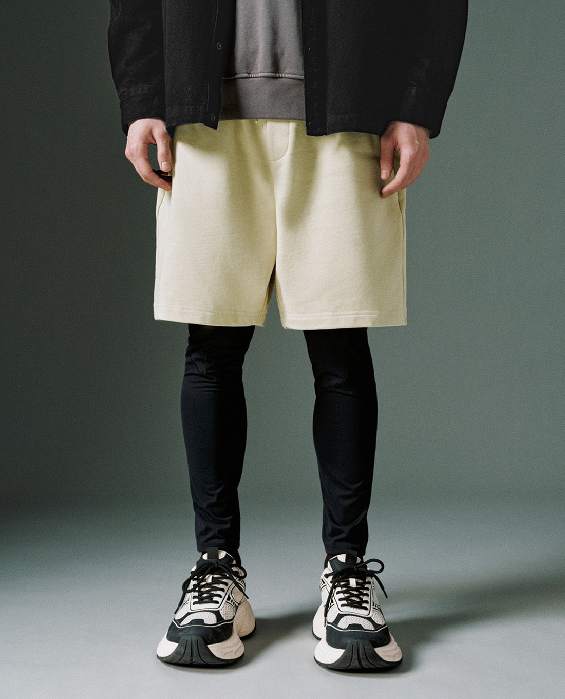 URBAN REVIVO - Quần short nam ngang gối lưng thun Vogue