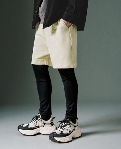  URBAN REVIVO - Quần short nam ngang gối lưng thun Vogue 