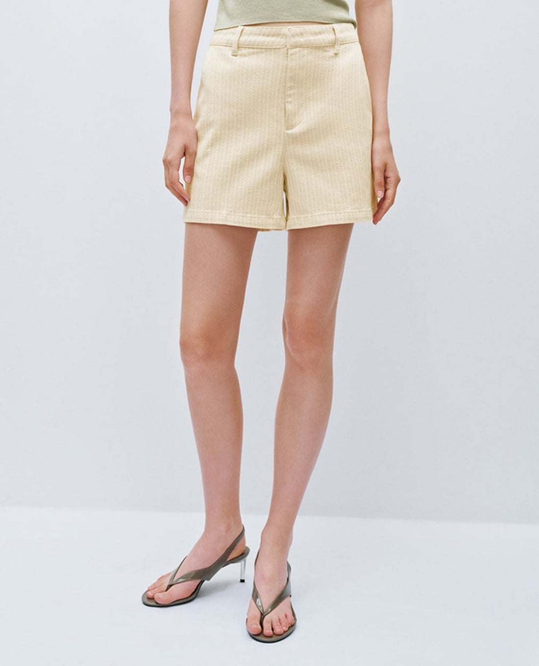 URBAN REVIVO - Quần short jeans nữ ống rộng hiện đại