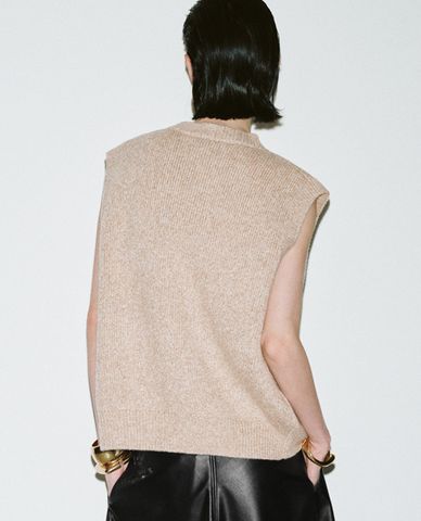  URBAN REVIVO - Áo khoác gilet nữ dệt kim cổ tròn phối nút Loose 