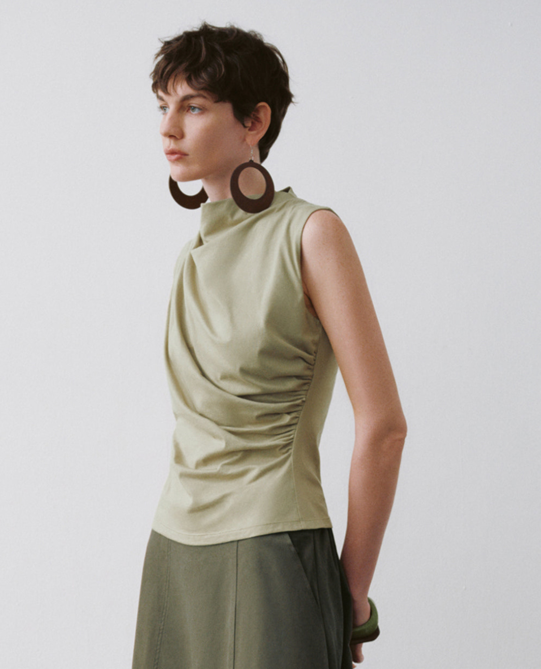 URBAN REVIVO - Áo kiểu nữ cổ cao sát nách phom ôm tôn dáng