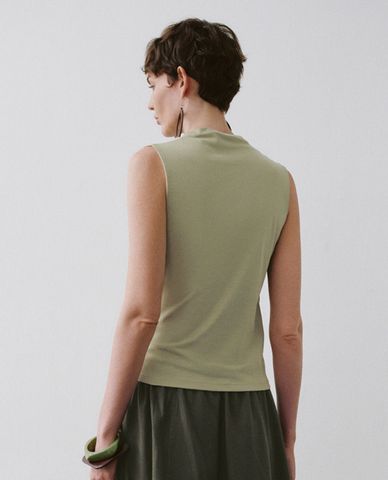  URBAN REVIVO - Áo kiểu nữ cổ cao sát nách phom ôm tôn dáng 