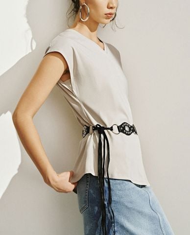  URBAN REVIVO - Áo kiểu nữ cổ V hiện đại 