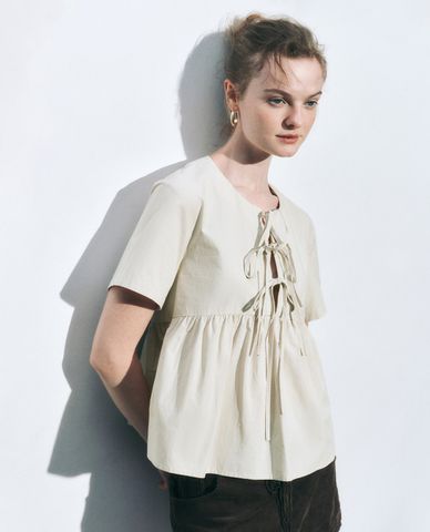  URBAN REVIVO - Áo kiểu nữ cổ tròn tay ngắn dáng xoè Lace Up 