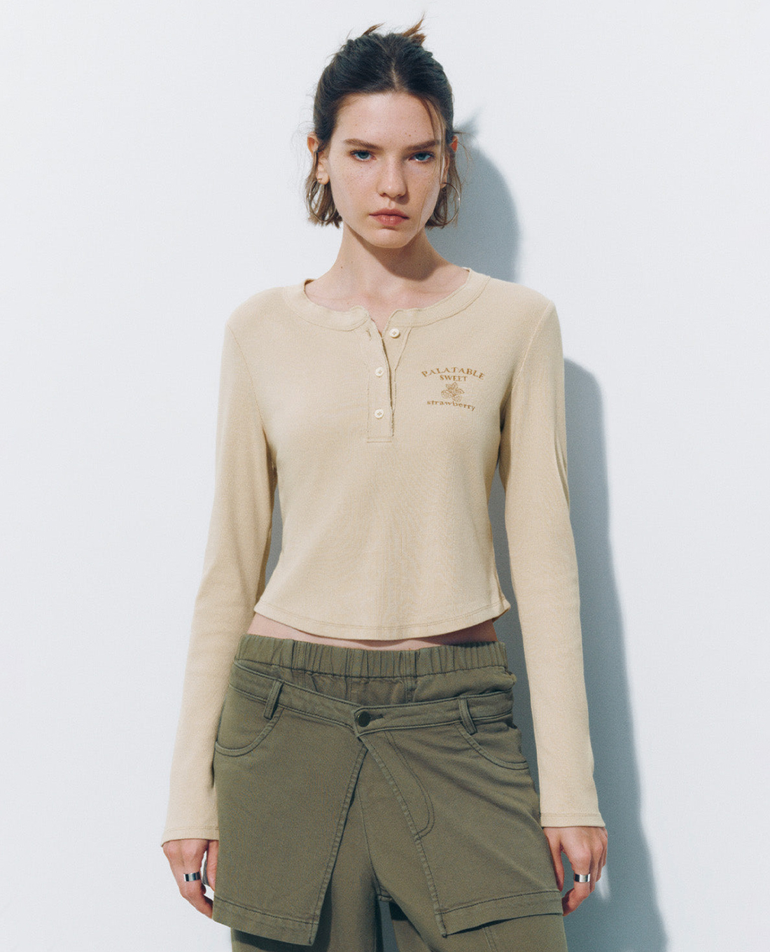 URBAN REVIVO - Áo croptop nữ cổ tròn tay dài Button Half Placket
