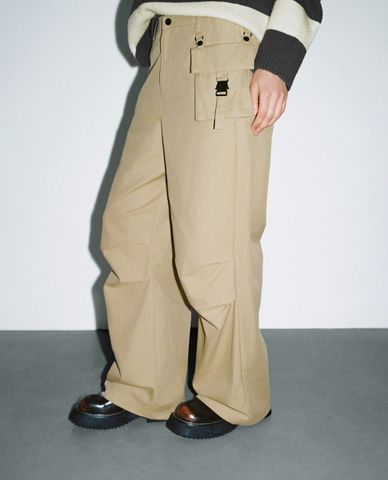  URBAN REVIVO - Quần nữ ống rộng phối túi hiện đại 