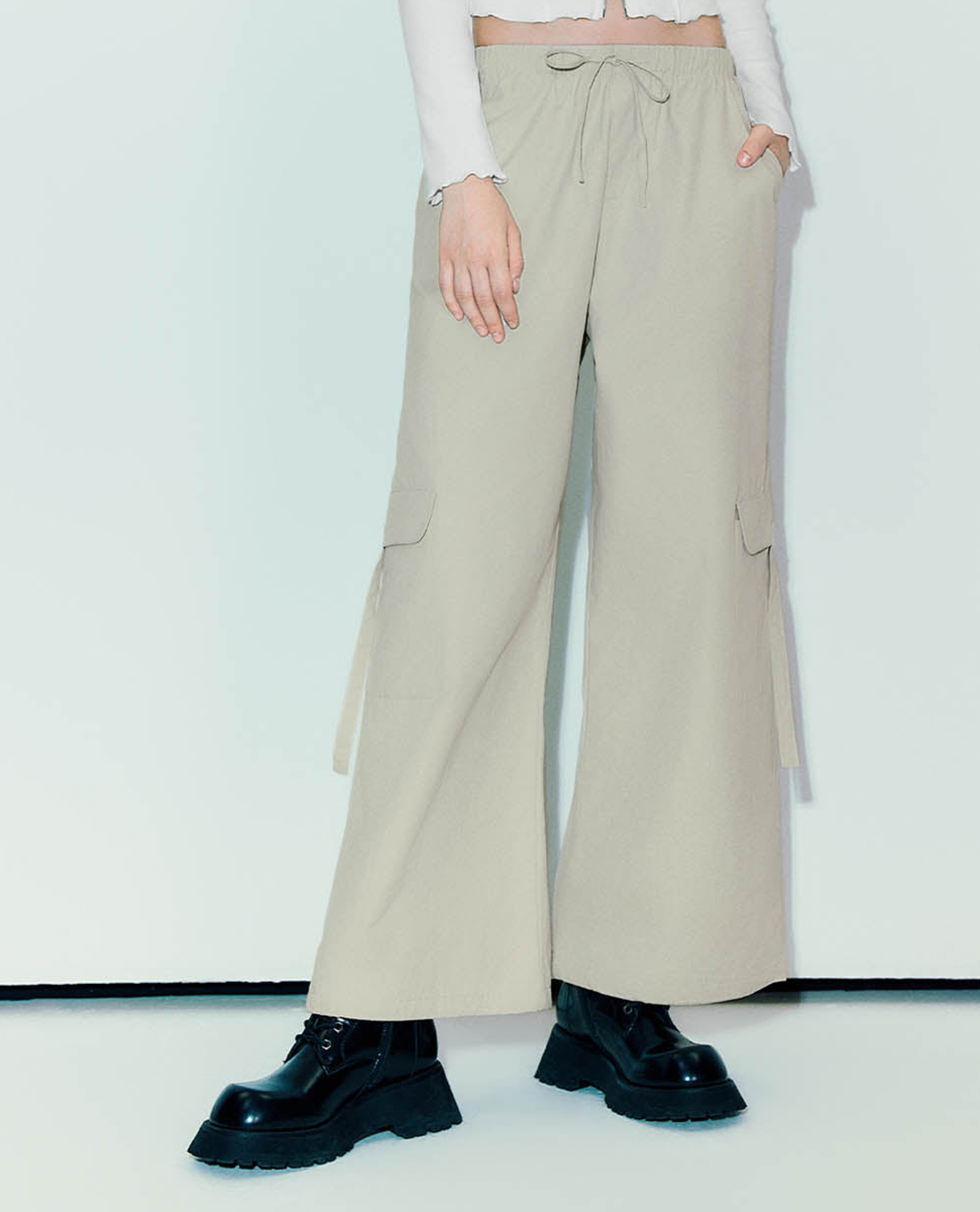 URBAN REVIVO - Quần nữ ống rộng lưng thun phối dây rút Straight