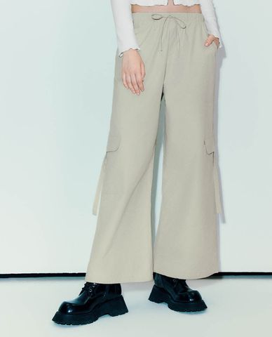  URBAN REVIVO - Quần nữ ống rộng lưng thun phối dây rút Straight 