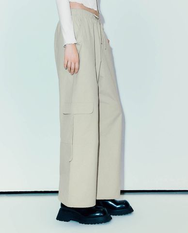  URBAN REVIVO - Quần nữ ống rộng lưng thun phối dây rút Straight 