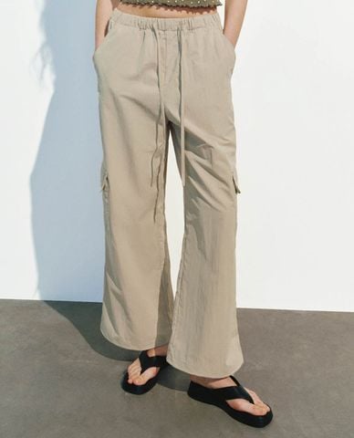  URBAN REVIVO - Quần nữ ống rộng lưng thun hiện đại 