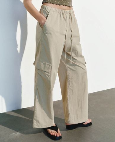  URBAN REVIVO - Quần nữ ống rộng lưng thun hiện đại 