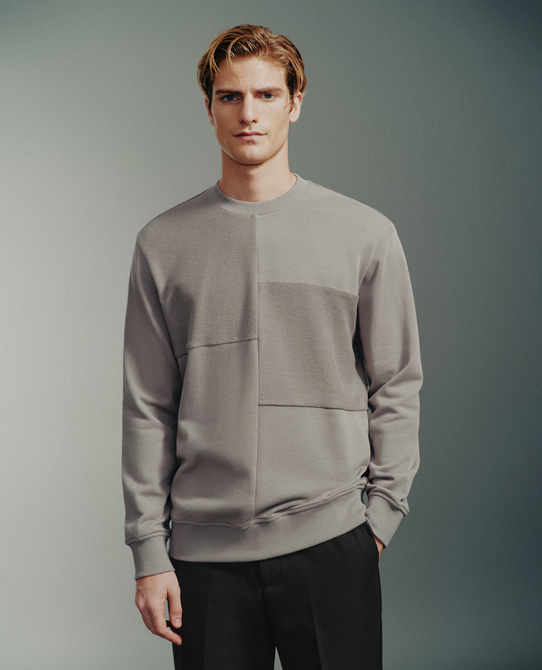 URBAN REVIVO - Áo sweatshirt nam cổ tròn tay dài phom suông