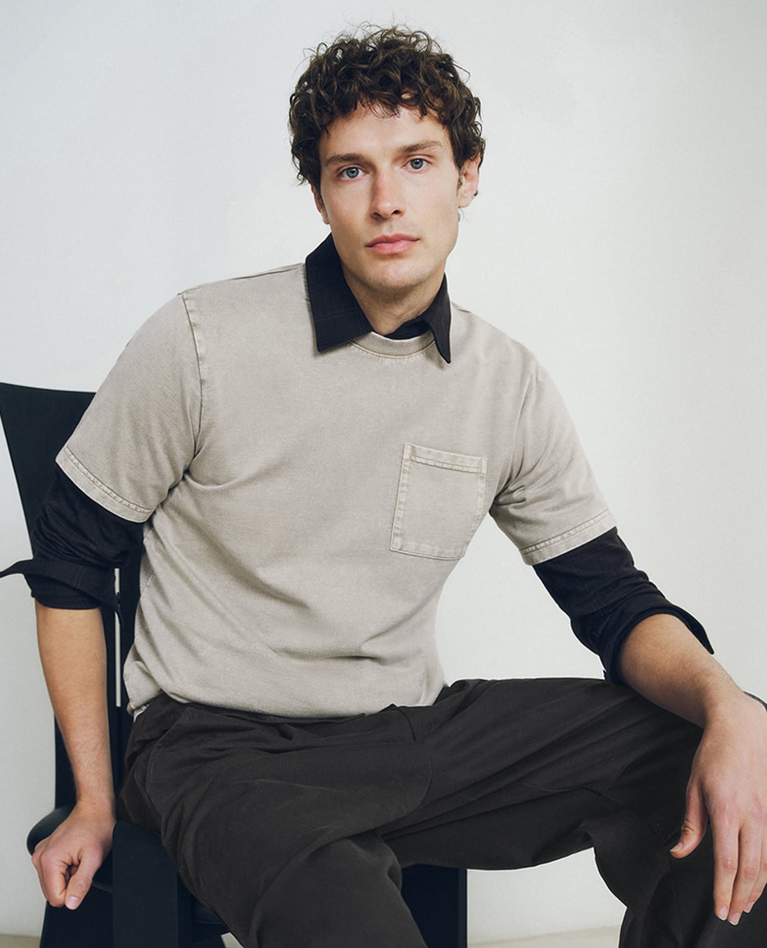 URBAN REVIVO - Áo thun nam cổ tròn hiện đại