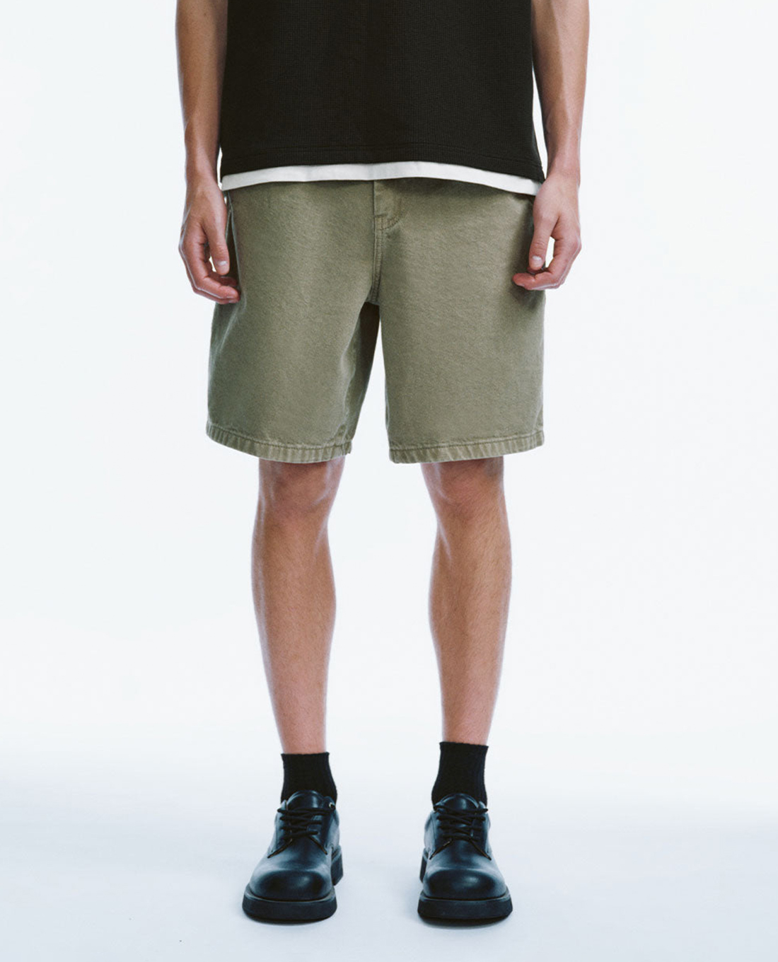 URBAN REVIVO - Quần shorts jean nam Fashion Denim