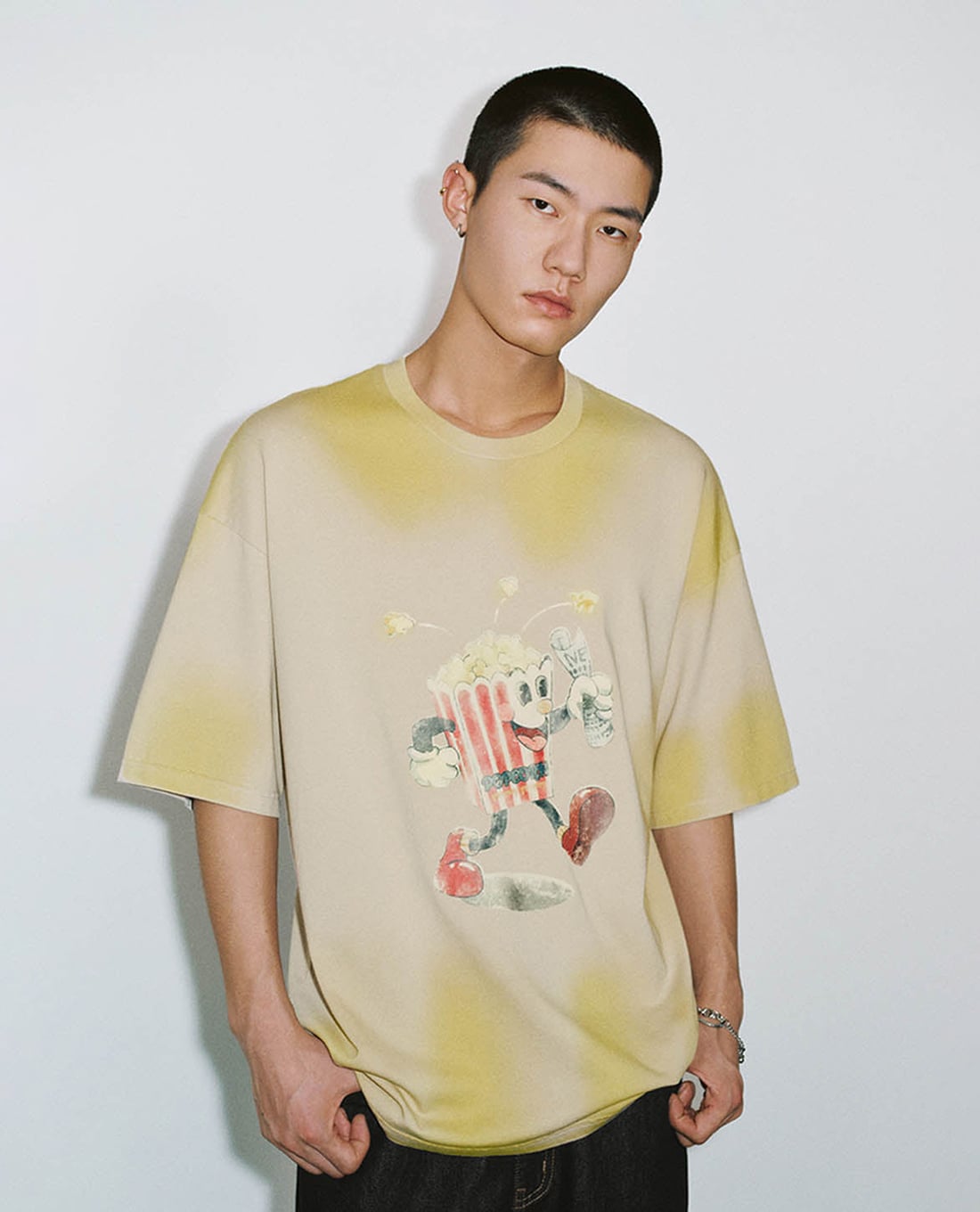 URBAN REVIVO - Áo thun nam cổ tròn in hình nổi bật