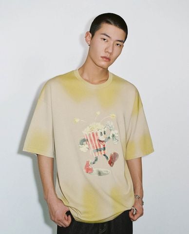  URBAN REVIVO - Áo thun nam cổ tròn in hình nổi bật 