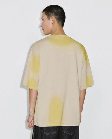  URBAN REVIVO - Áo thun nam cổ tròn in hình nổi bật 