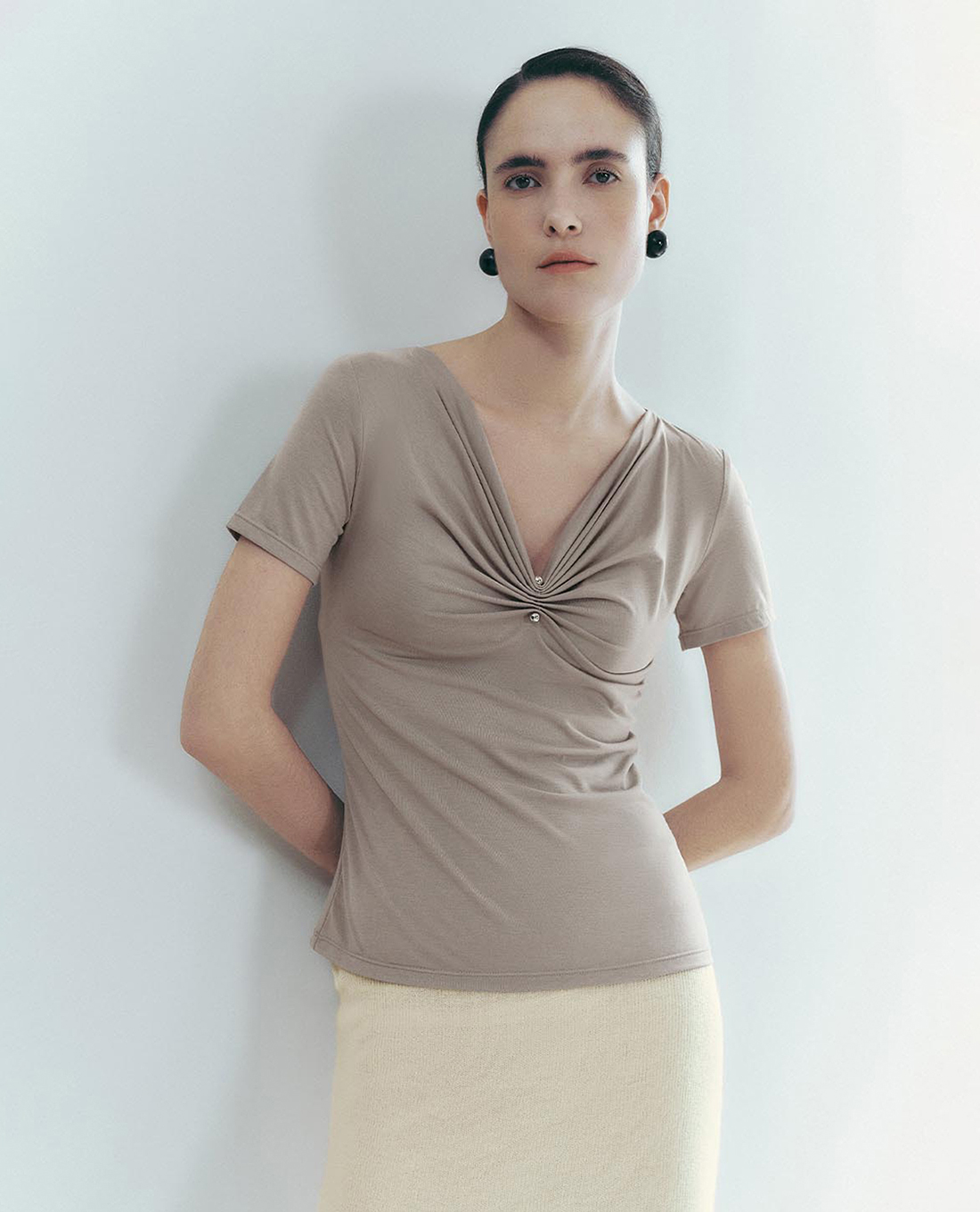 URBAN REVIVO - Áo kiểu nữ cổ V phối bèo nhún