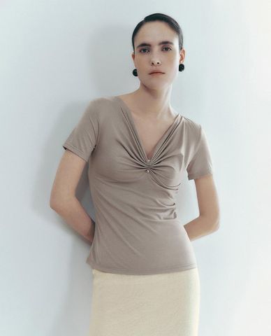  URBAN REVIVO - Áo kiểu nữ cổ V phối bèo nhún 