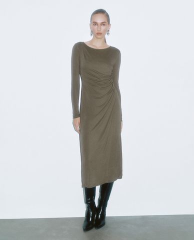  URBAN REVIVO - Đầm midi phom ôm cổ tròn tay dài Ruched 