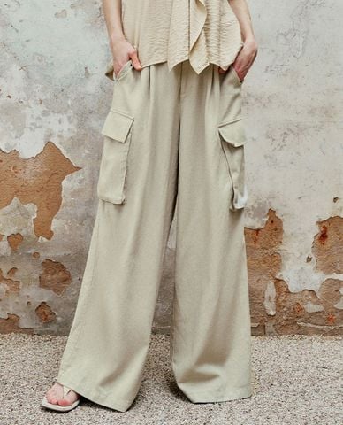  URBAN REVIVO - Quần nữ ống rộng phối túi hộp trẻ trung 