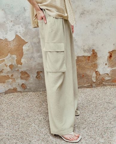  URBAN REVIVO - Quần nữ ống rộng phối túi hộp trẻ trung 