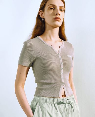  URBAN REVIVO - Áo dệt kim nữ cổ V tay ngắn phom ôm 