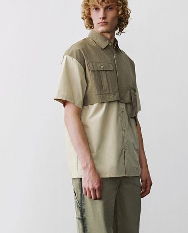  URBAN REVIVO - Áo sơ mi nam cổ bẻ tay ngắn phối túi hộp 