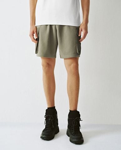  URBAN REVIVO - Quần short nam ngang gối lưng thun Leisure 