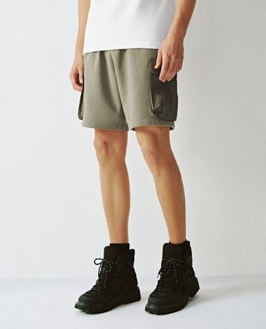  URBAN REVIVO - Quần short nam ngang gối lưng thun Leisure 