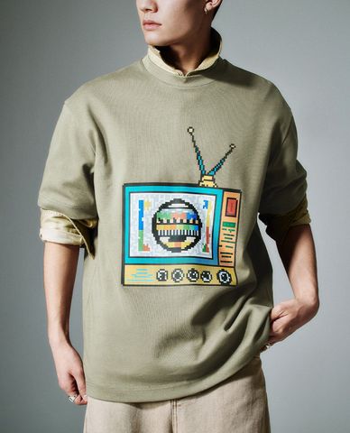  URBAN REVIVO - Áo thun nam cổ tròn tay ngắn in họa tiết 