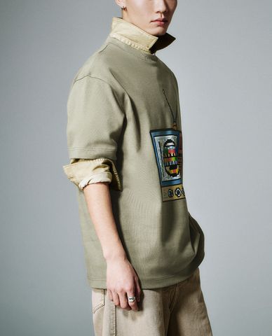  URBAN REVIVO - Áo thun nam cổ tròn tay ngắn in họa tiết 