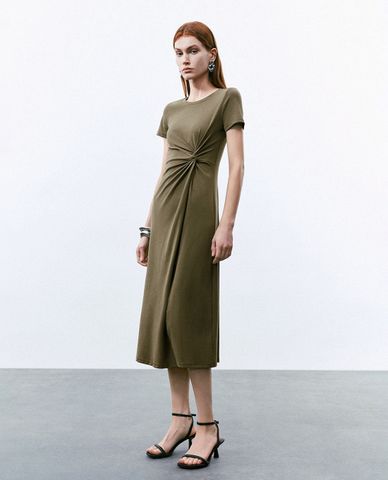  URBAN REVIVO - Đầm midi chữ A cổ tròn tay ngắn Twist 