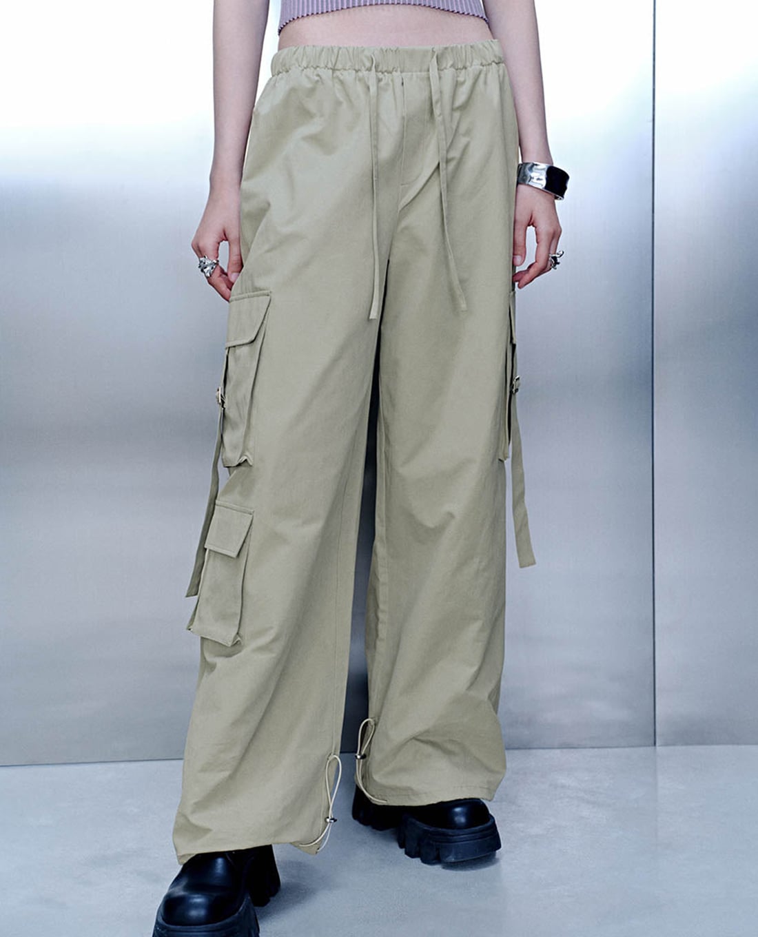 URBAN REVIVO - Quần nữ ống rộng lưng thun phối túi