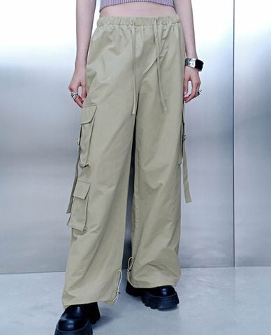  URBAN REVIVO - Quần nữ ống rộng lưng thun phối túi 