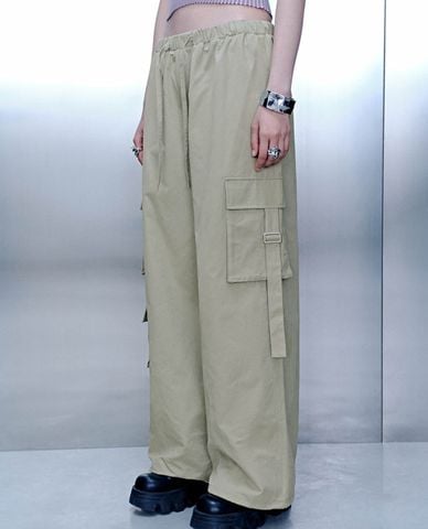  URBAN REVIVO - Quần nữ ống rộng lưng thun phối túi 