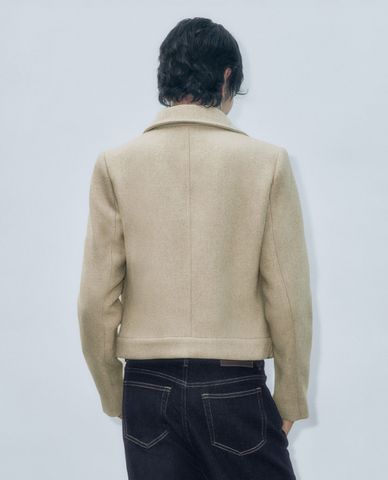  URBAN REVIVO - Áo khoác croptop nữ cổ bẻ tay dài phối zip Flap Pocket 