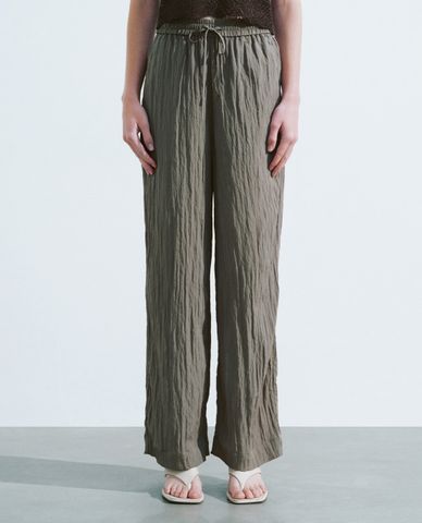  URBAN REVIVO - Quần nữ ống rộng lưng thun hiện đại 