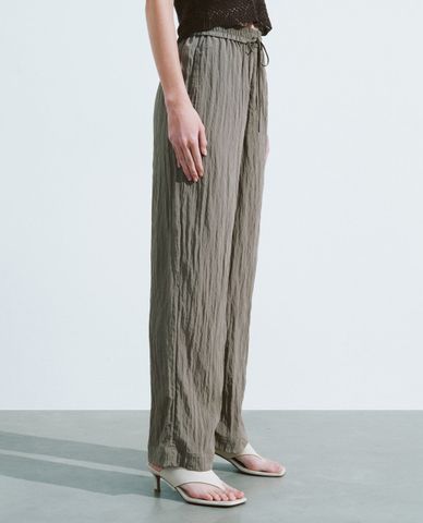  URBAN REVIVO - Quần nữ ống rộng lưng thun hiện đại 