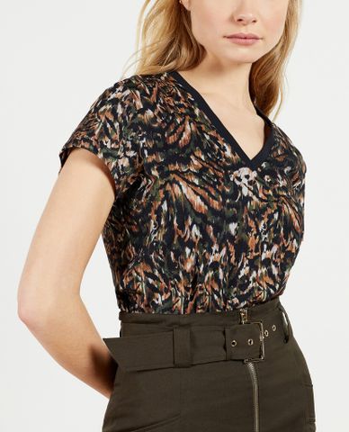  TED BAKER - Áo thun nữ cổ tim ngắn tay Jilliee Camo Printed 