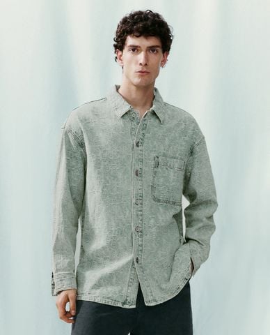  URBAN REVIVO - Áo sơ mi denim nam cổ bẻ tay dài phối túi vuông 