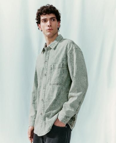  URBAN REVIVO - Áo sơ mi denim nam cổ bẻ tay dài phối túi vuông 