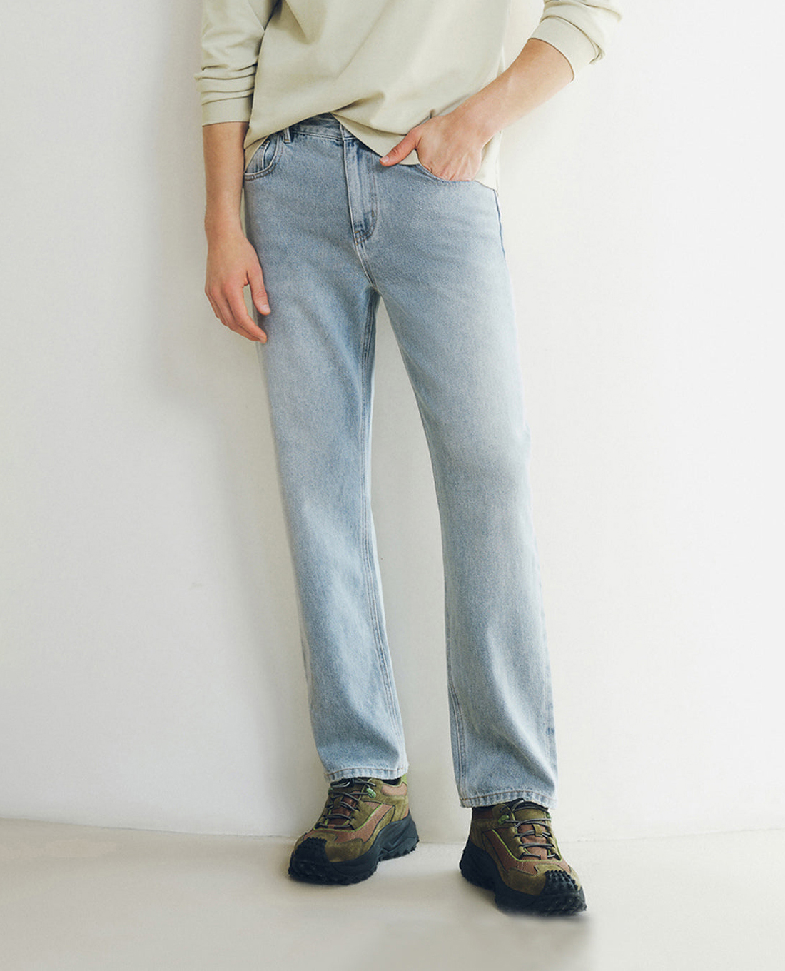 URBAN REVIVO - Quần jeans nam ống đứng thời trang